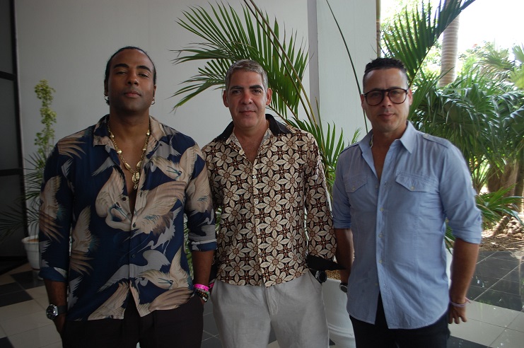 De izquierda a derecha, Yotuel, Roldán y el Ruzzo posan para 5 de Septiembre en la entrada del hotel Jagua, donde transcurrió el encuentro con la legendaria banda cubana ./Foto: Carla Beatriz Colarte Rodríguez