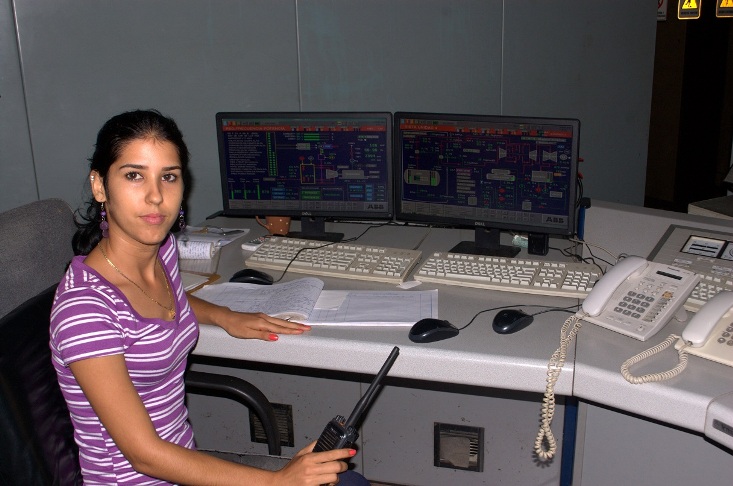 Pie de foto: Rosandra Montalvo Lozano, operadora de BTG en la Termoeléctrica Cienfuegos. / Fotos: Karla Colarte