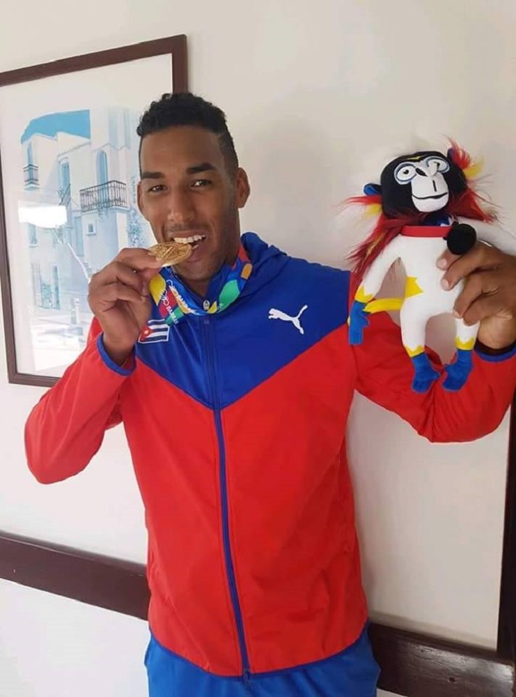 Adrián Oquendo, dos oros en Barranquilla. Ilianny Román (a la derecha), sacó dos platas del lago Calima./Foto: Cortesía de los atletas
