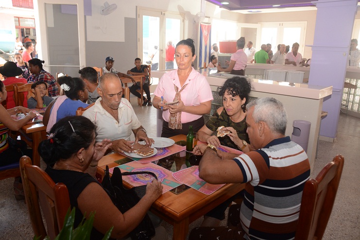 El Recreo vuelve a abrir sus puertas para deleite de los amantes del dulce en Cienfuegos. /Foto: Modesto Gutiérrez