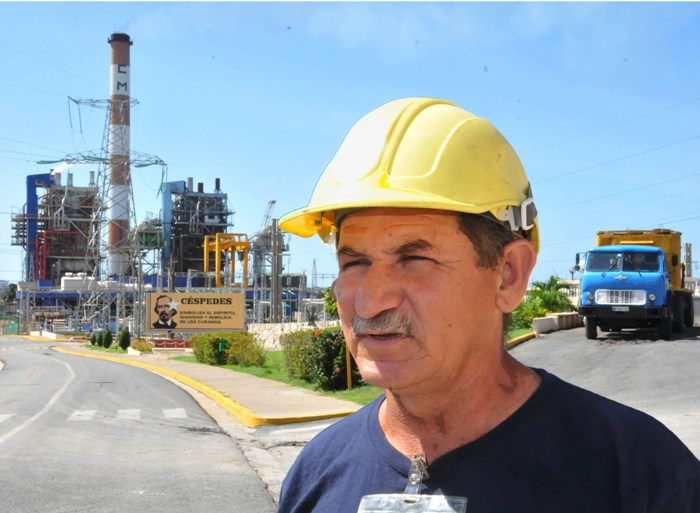 Desde hace 33 años, Genaro Márquez García se desempeña como mecánico de mantenimiento industrial en la Termoeléctrica de Cienfuegos. / Foto: Juan Carlos Dorado
