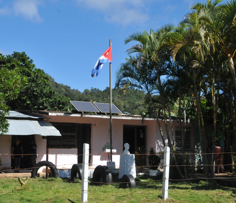 La escuela en la montaña, donde una bandera cubana bate al aire, orgullosa./Foto: Juan Carlos Dorado