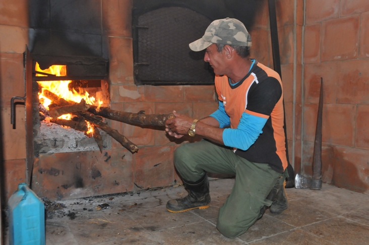 “Aquí hacemos más de mil panes diarios, cuando amanece ya están listos para distribuir", comenta Carlos Carrazana Carrazana, panadero de la comunidad El Naranjo./Foto: Juan Carlos Dorado