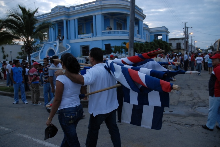 Desde horas bien tempranas, los cienfuegueros comenzaron a recorrer las calles de esta ciudad para asistir al desfile por el 1ro de Mayo./Foto: Juan Carlos Dorado