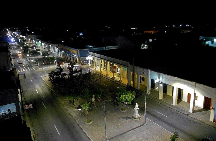 La renovación del alumbrado público del Paseo del Prado, de Cienfuegos, ya es una realidad. /Foto: Idelfonso Igorra
