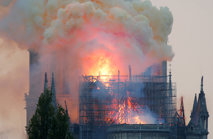 Voraz incendio consume el techo y la aguja de la catedral de Notre-Dame