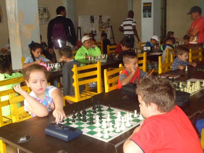 Otra vez Camila Morejón (de frente) integra el equipo al torneo provincial de ajedrez./ Foto: Carlos Ernesto (Centro de Documentación)