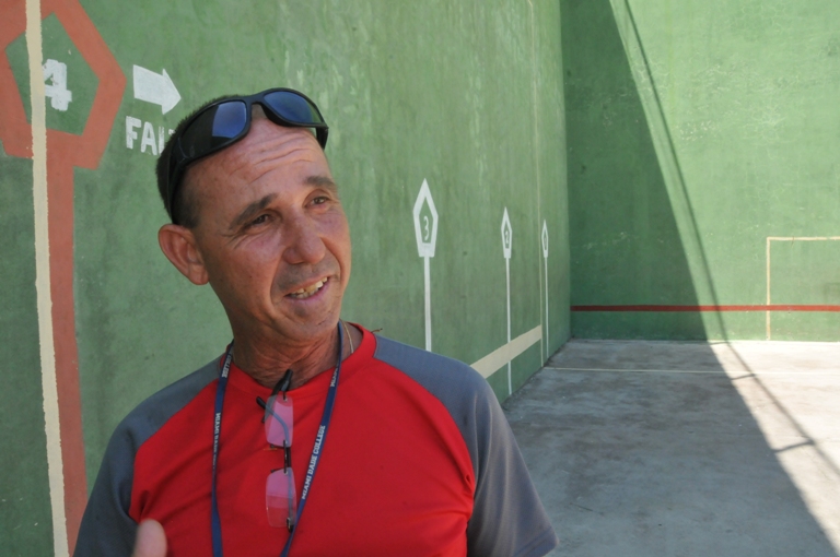 "Quién sabe si ahora con todo esto podríamos darle un nuevo impulso a la tradición", señala Roberto Rodríguez, comisionado de pelota vasca en Cienfuegos. /Foto: Juan Carlos Dorado
