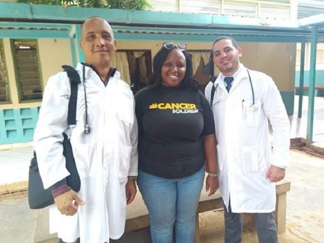 Médicos cubanos secuestrados en Kenya con una paciente. /Foto: The Star.