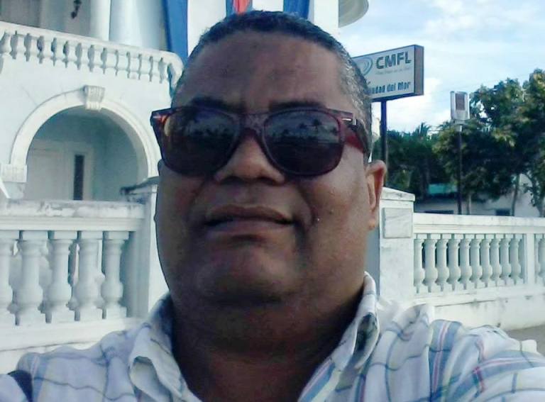 Jorge Torres Toledo, realizador y director de programas de Radio Ciudad del Mar, explica que los cubanos estamos adaptados a esa actitud por parte del gobierno norteamericano. / Foto: Cortesía del entrevistado