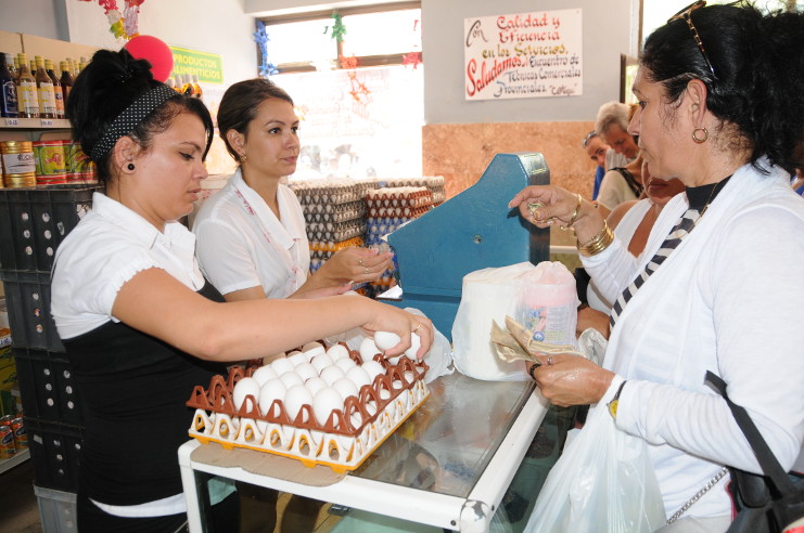 En el caso del huevo se prevé mantener la venta normada de cinco huevos a razón de 15 centavos moneda nacional la unidad por persona, así como la venta regulada controlada a 0.90 CUP. /Foto: Juan Carlos Dorado