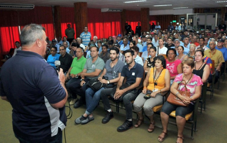 Directivos y trabajadores de la Termoeléctrica de Cienfuegos expresaron su rechazo a la Ley Helms-Burton. /Foto: Juan Carlos Dorado