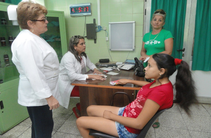 En primer plano, Maritza Vidal Peña, licenciada en Enfermería, tiene 38 años de experiencia. /Foto: Magalys