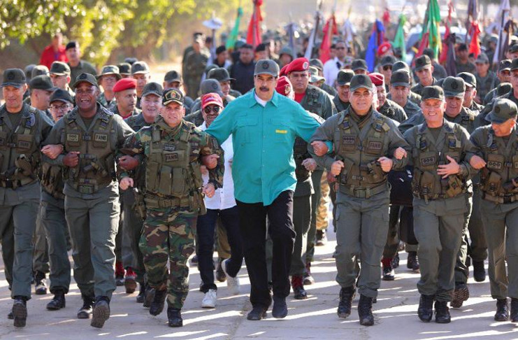 Afortunadamente, las Fuerzas Armadas Bolivarianas siguen en pie, leales y sin ceder al chantaje, el embuste, los continuos llamados a la deserción y la entrega de dinero para comprar a sus efectivos. /Foto: TeleSUR