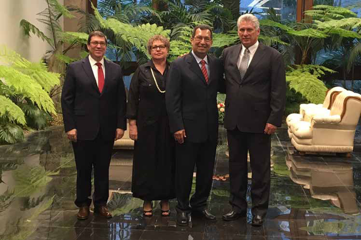 Díaz-Canel recibió la acreditación de Adán Chávez como embajador extraordinario y plenipotenciario de la República Bolivariana de Venezuela. /Foto: Prensa Latina