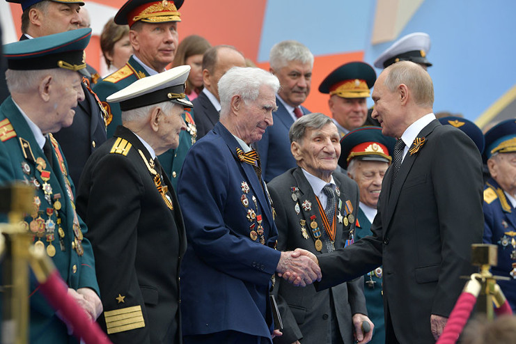 El presidente Vladimir Putin saluda a veteranos de la Gran Guerra Patria invitados al desfile y parada militar en la Plaza Roja de Moscú por el aniversario 74 de la victoria sobre el fascismo. /Foto: Actualidad RT