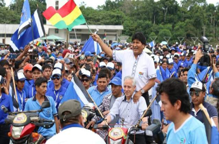 Evo y Linera llegan al acto de inicio de campaña rodeados por miles de sus simpatizantes. /Foto: Vicepresidencia Bolivia