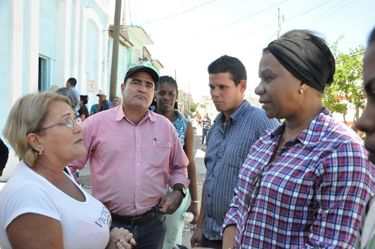 Inés María Chapman conversa con los pobladores del Centro Histórico Urbano sobre las ventajas de los puntos de venta de agua segura. /Foto: Karla Colarte
