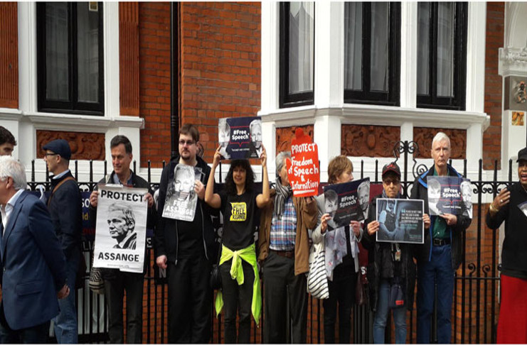 Los manifestantes pidieron la liberación de Assange, cuyos derechos fueron traicionados por el Gobierno del presidente Lenin Moreno en favor de quienes quieren la cabeza del ciberactivista y fundador de WikiLeaks. /Foto: Agencias