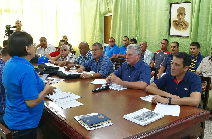 La segunda visita gubernamental a Villa Clara en los últimos nueve meses comenzó esta mañana por la planta electroquímica de Sagua la Grande. /Foto: Presidencia Cuba