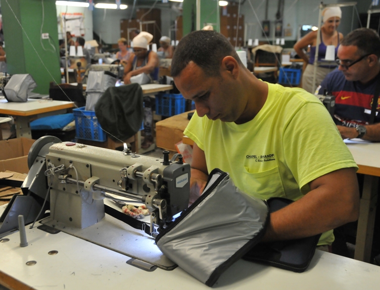 La fabricación de luncheras, bolsos y guantes de trabajo figura dentro de las líneas de Thaba Cienfuegos./Foto: Juan Carlos Dorado