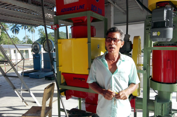 Amable Delgado Rodríguez, administrador de la planta despulpadora de San Blas, precisa de las ventajas de la novedosa tecnología brasileña. /Foto: Armando Saéz