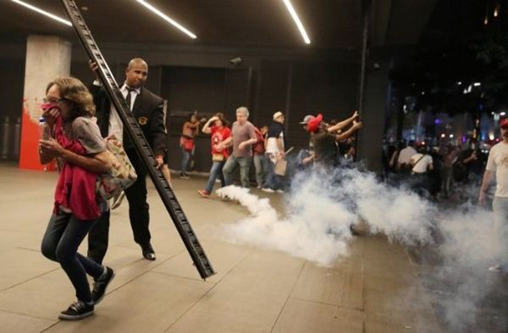 Agentes de la Policía de Brasil lanzaron bombas lacrimógenas a los manifestantes. Varias personas resultaron heridos. /Foto: Reuters