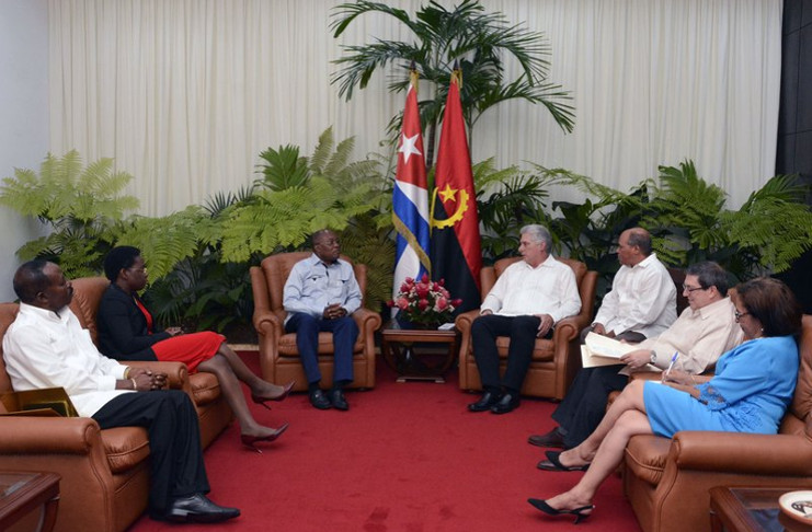 El presidente cubano Miguel Díaz-Canel Bermúdez recibe al canciller de Angola, Manuel Domingos Augusto. /Foto: Estudios Revolución