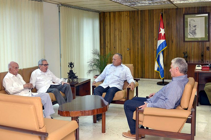 Raúl, Díaz-Canel y Machado conversan con Diosdado Cabello Rondón, presidente de la Asamblea Nacional Constituyente de Venezuela. /Foto: Estudios Revolución.