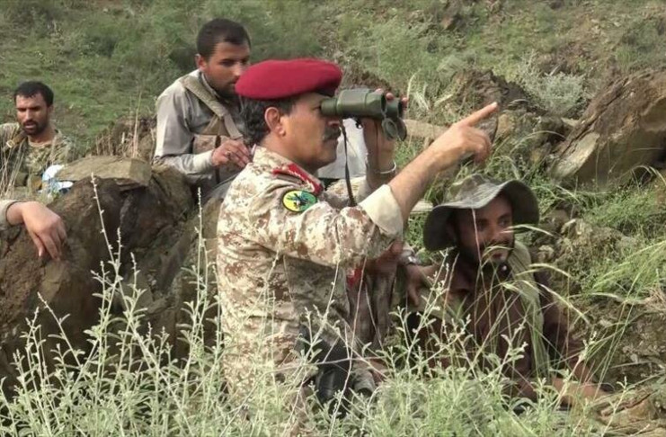 El ministro de Defensa de Yemen Muhamed Naser al-Atefi, vigila el movimiento de las tropas saudíes en la frontera yemení-saudí. /Foto: HispanTV