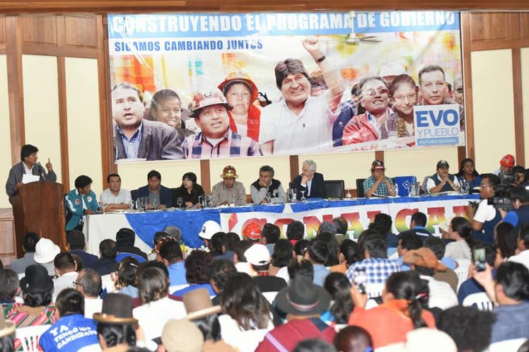 Al intervenir ante el congreso de la Coordinadora Nacional por el Cambio, Evo Morales aseguró que los movimientos sociales son los libertadores del nuevo Estado Plurinacional, por lo cual llamó a enfrentar con determinación y unidad las elecciones generales del 20 de octubre. /Foto: Prensa Latina