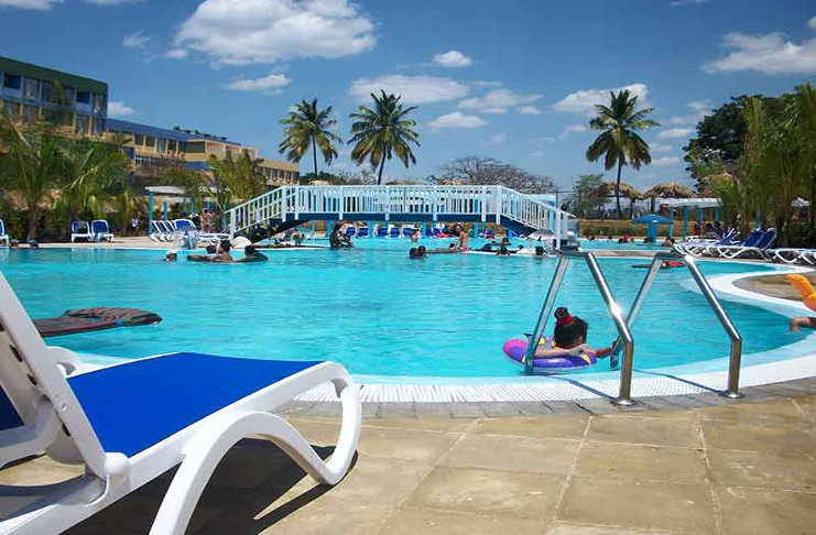 La piscina del hotel Pasacaballo, una de las opciones más demandadas por la familia para disfrutar el verano. /Foto: pasacaballohotel.com