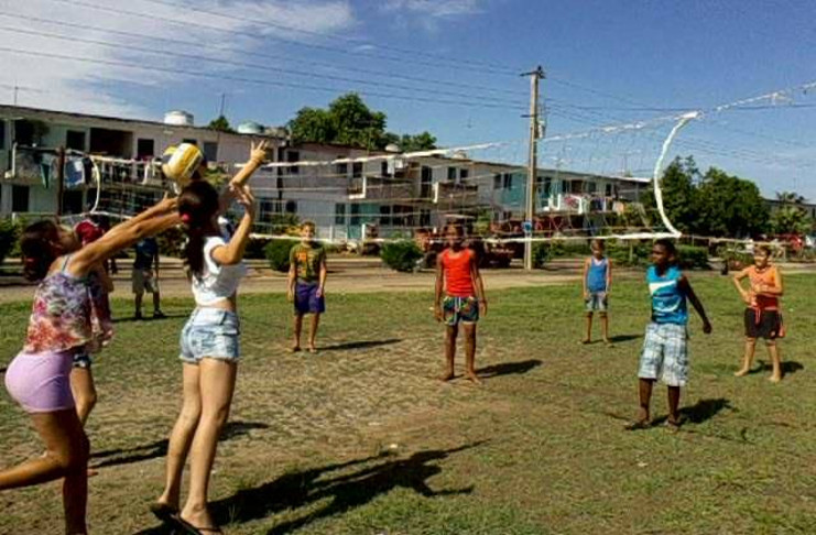 En Altamira los mayores optan por los juegos de mesa, pero los más jóvenes prefieren un animado partido de voleibol y emular a sus ídolos de la malla alta. /Foto: Relaciones y Propaganda Inder Cienfuegos
