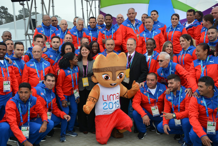 El Presidente del INDER, Osvaldo Vento, junto a parte de la delegación cubana en la Villa Olímpica de los XVIII Juegos Panamericanos. /Foto: Osvaldo Gutiérrez
