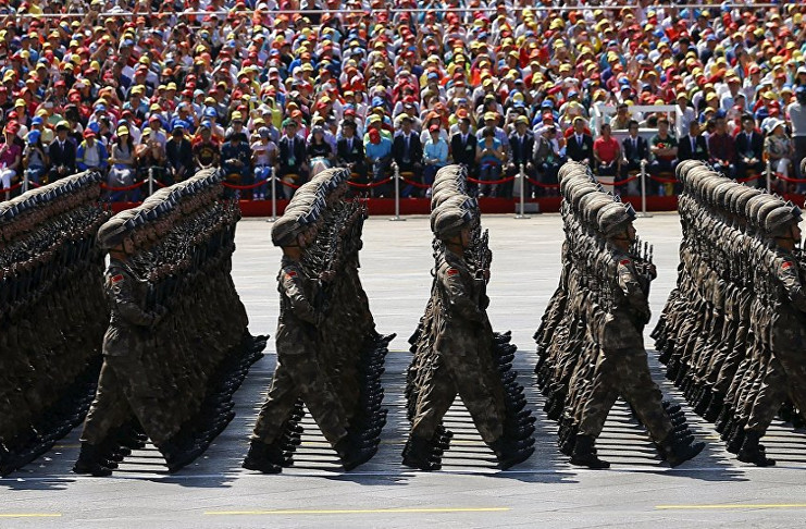 En Pekín se realizará este martes 1 de octubre el mayor desfile de su historia, primero una marcha militar de 15 mil soldados y la seguirá un recorrido civil de 100 mil personas. Una clara señal ante la insistente beligerancia del imperio norteamericano. /Foto: Tomada de Internet