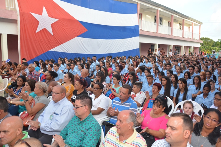 El preuniversitario Manuel Labrada Prieto, de Cumanayagua, acogió el acto provincial por el inicio del curso escolar en Cienfuegos./Foto: Modesto Gutiérrez (ACN)