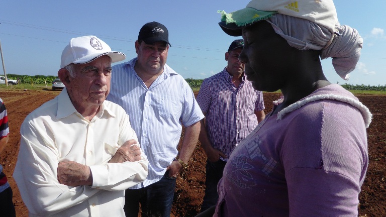 Machado conversa con una trabajadora de los polos agrícolas de Abreus./Foto: Julio Martínez