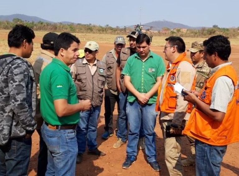 Autoridades nacionales y regionales de reúnen en San Ignacio de Velasco, Bolivia, para hablar sobre los incendios forestales./Foto: La Razón