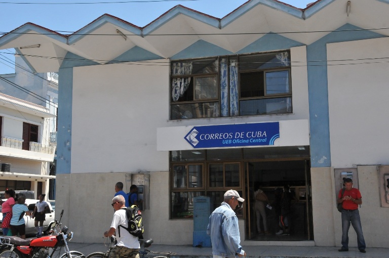 En la principal dependencia de Correos de Cuba en Cienfuegos, los servicios están informatizados./Foto: Juan Carlos Dorado