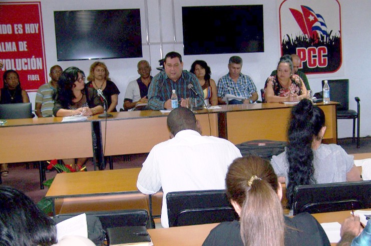 Integrantes del Comité Provincial del PCC presentes en el Pleno, valoraron aspectos medulares del “ejército de batas blancas” /Foto: Efraín Cedeño