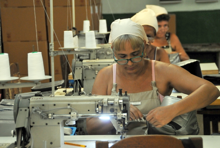 La fabricación de luncheras, bolsos, mochilas y guantes de trabajo figura dentro de las líneas de Thaba Cienfuegos y contribuye a sustituir importaciones./Foto: Juan Carlos Dorado