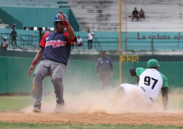 Camagüey cede ante Cienfuegos pero sigue en la cima del Béisbol cubano