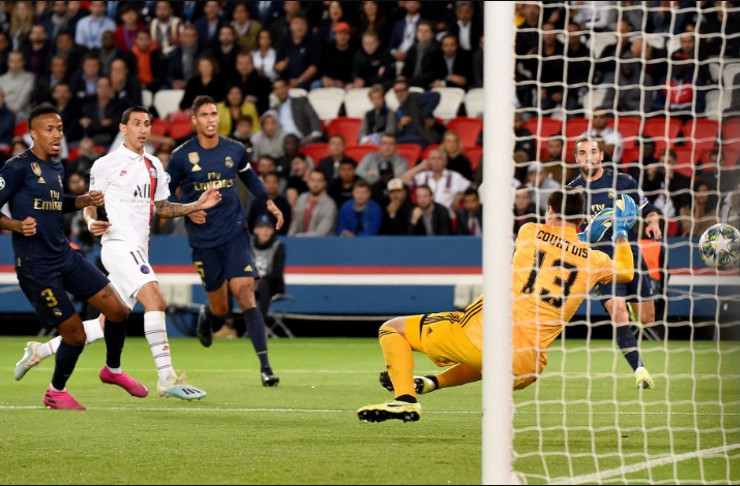 Segundo de los dos goles (min. 33), del argentino Ángel Di María. Desde la frontal el "Fideo" bate a Courtois. /Foto: Lucas Barioulet (AFP)