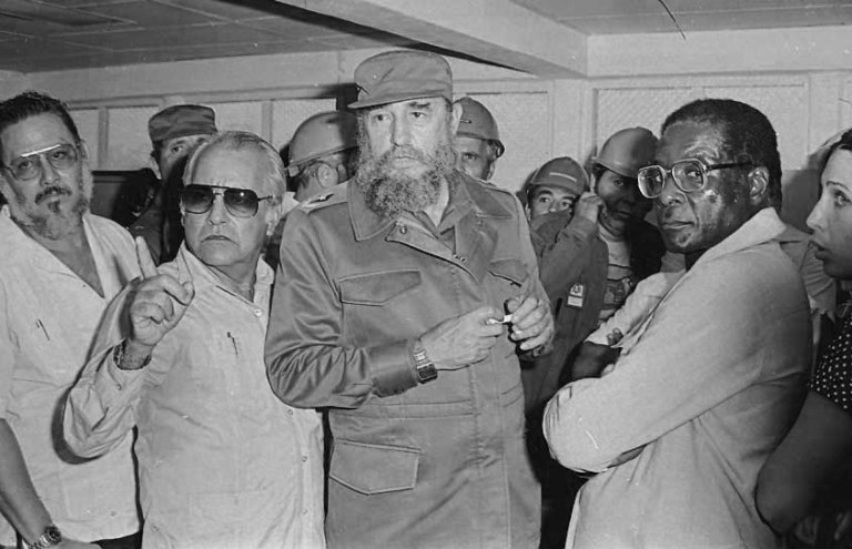 Humberto Miguel Fernández (a la izquierda) junto al líder histórico de la Revolución Cubana, Fidel Castro, y el presidente zimbabuense Robert Mugabe (a la derecha), durante la visita de ambos a Cienfuegos./Foto: Efraín Cedeño