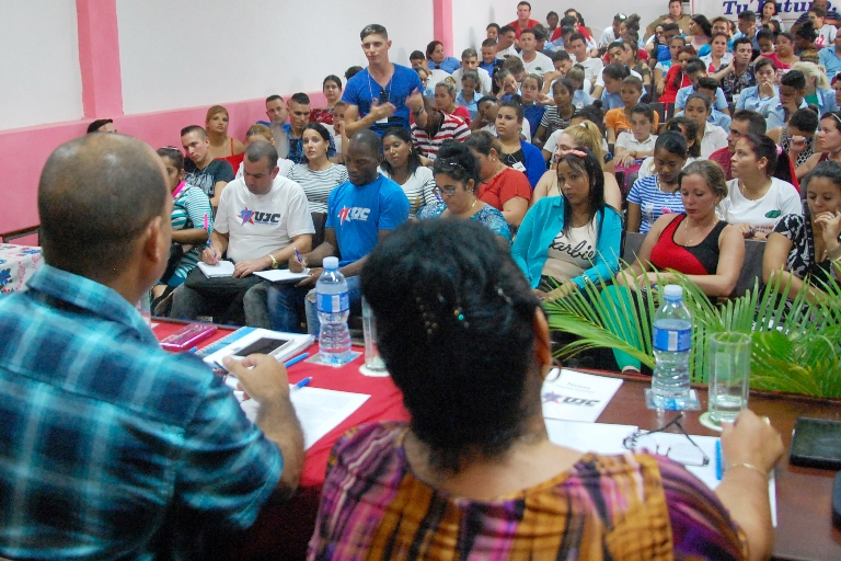 Los jóvenes de Cumanayagua intercambiaron sus preocupaciones con autoridades del Gobierno y el Partido en la provincia de Cienfuegos./Foto: Karla Colarte.