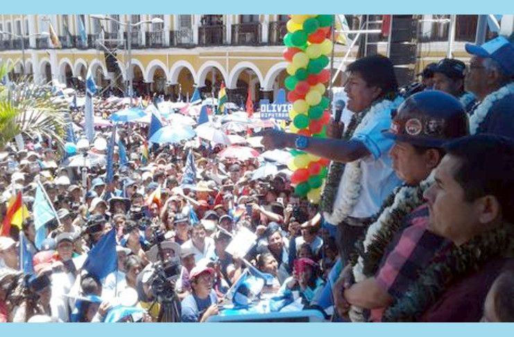 “El pueblo se ha expresado para defender la democracia”, dijo el presidente Evo Morales durante su discurso ante simpatizantes en Cochabamba. /Foto: Fernándo Cartagena (La Razón Digital)