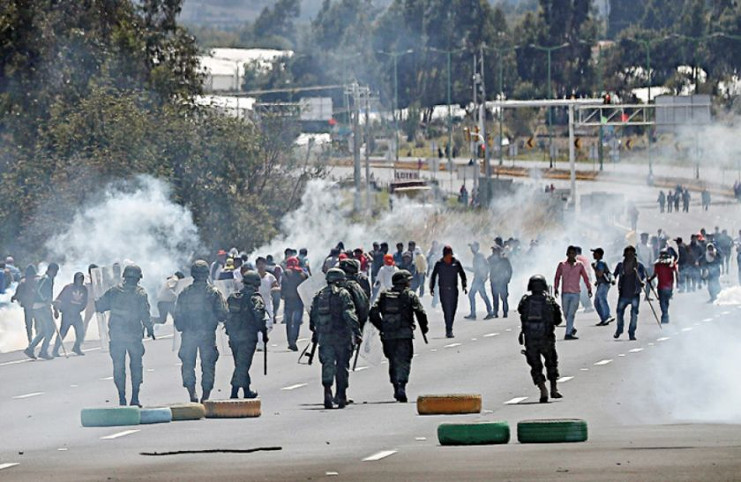 A las bombas lacrimógenas, los manifestantes respondían con piedras, que lanzaban a los policías y militares. /Foto: Internet