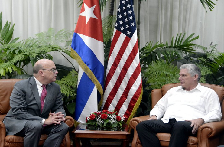 Durante el encuentro, Díaz-Canel y McGovern intercambiaron sobre las relaciones entre ambos países y otros temas de interés común. /Foto: Estudios Revolución