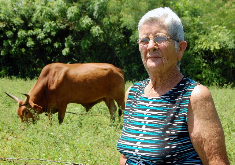 A sus 71 años, Caridad Guada Llano trabaja en el campo./Foto: Karla Colarte