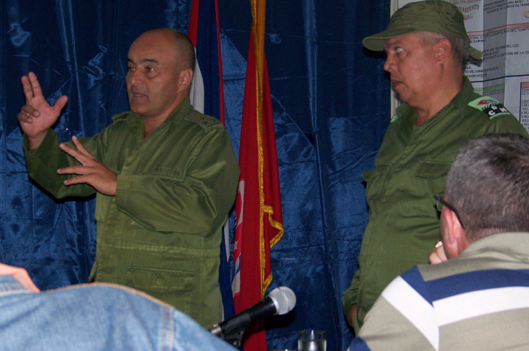 De izquierda a derecha, jefe del Sector militar y presidente del Consejo de Defensa Municipal de Cienfuegos. /Foto: Efraín Cedeño